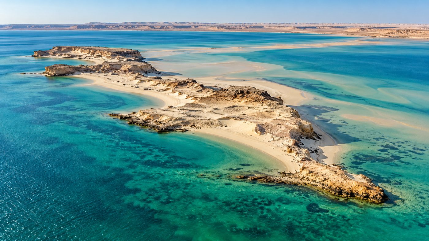 Vue aérienne de l’Île du Dragon dans le lagon turquoise de Dakhla